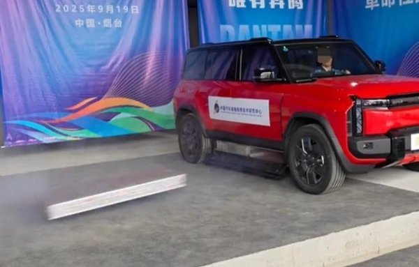 牛势策略 汽车热失控时能弹射电池引争议，是否会“把灾难弹射给别人”？研究中心：前提有安全区域，未到应用环节